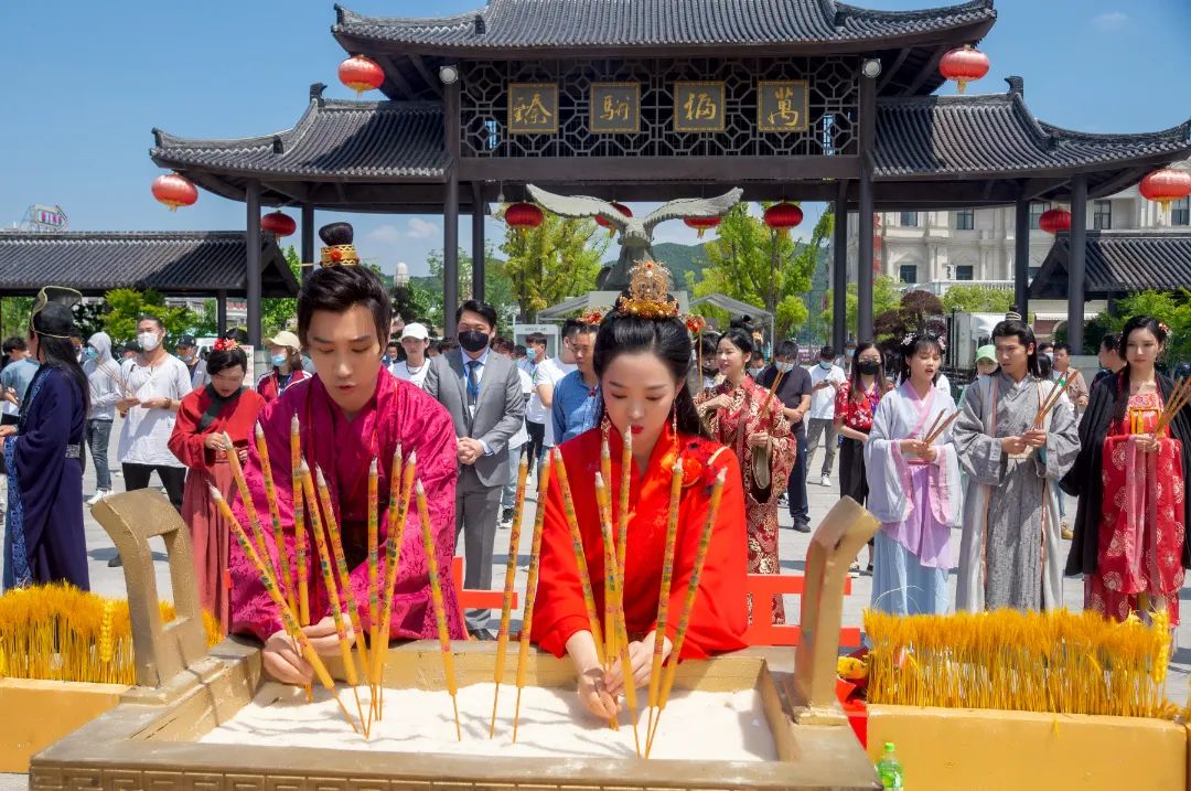 古装甜宠轻喜剧《三两赘婿》2022年5月5日在象山影视城神雕广场举行开机仪式