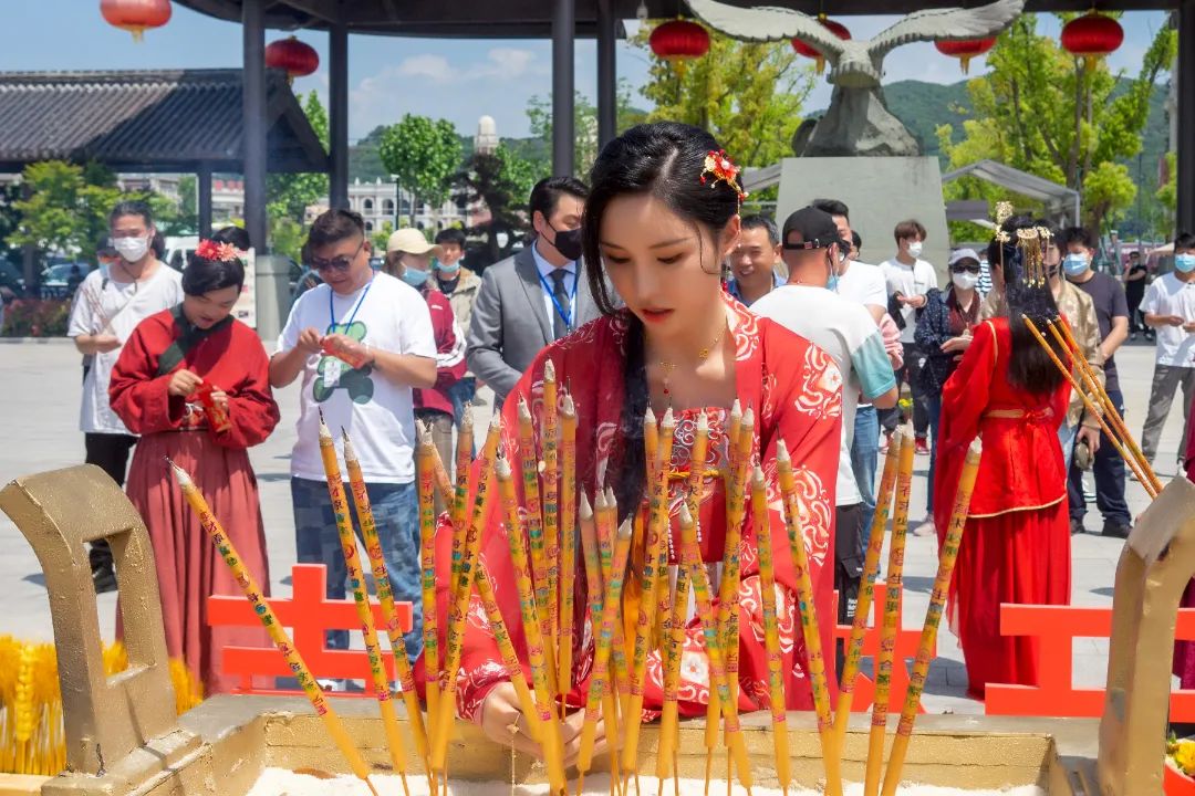 古装甜宠轻喜剧《三两赘婿》2022年5月5日在象山影视城神雕广场举行开机仪式