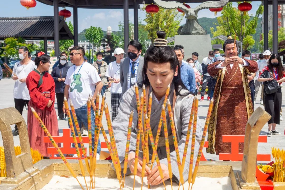 古装甜宠轻喜剧《三两赘婿》2022年5月5日在象山影视城神雕广场举行开机仪式